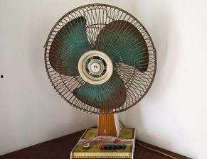 风扇吹着吃瓜视频